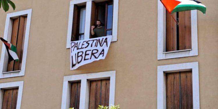 Espone bandiera e striscione per la Palestina, si ritrova polizia e carabinieri in casa