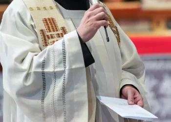 Lascia il marito per il parroco, che si autosospende