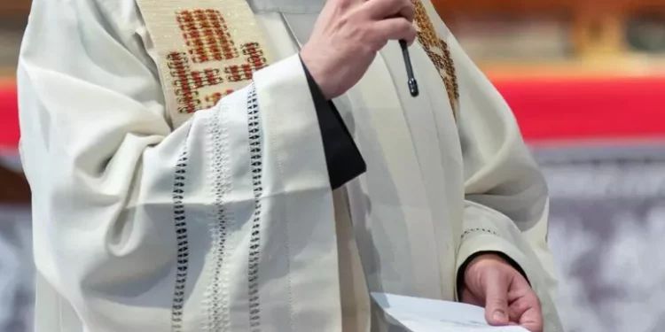 Lascia il marito per il parroco, che si autosospende