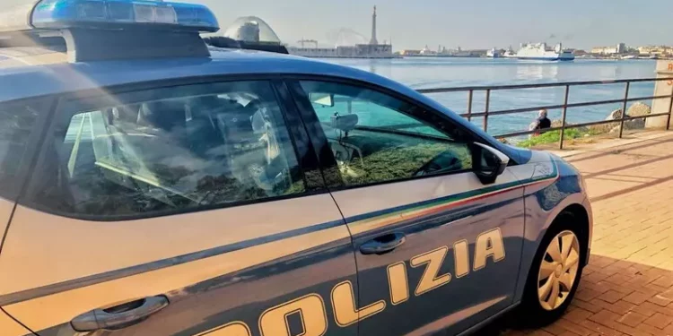Uccide la madre con 15 coltellate