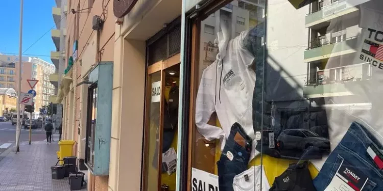 Sabato partono i saldi, spesa media di 205 euro a famiglia