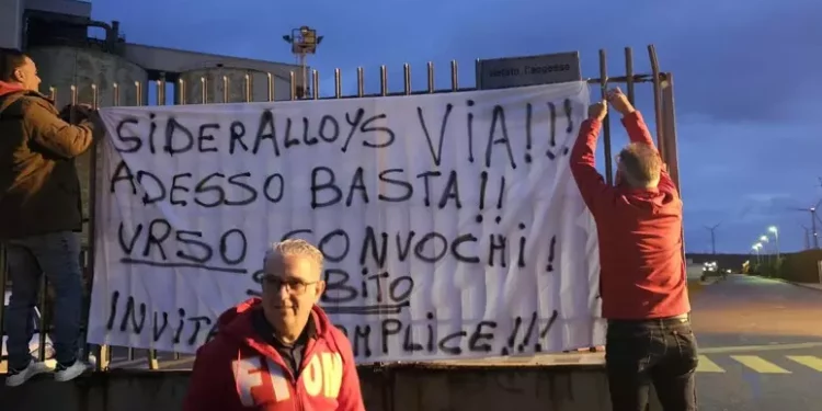 Operai e sindacati di Sider Alloys, ‘urge vertice al Mimit’