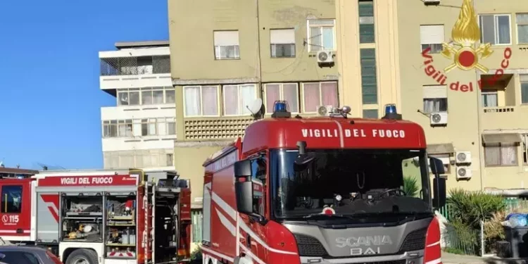 Contatori in fiamme e palazzo evacuato, un bimbo in ospedale
