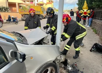 Alghero, malore improvviso alla guida per una donna: auto finisce contro un palo