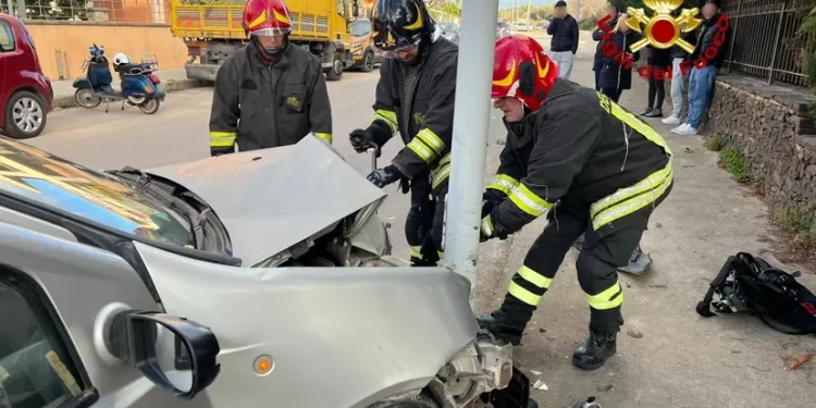 Alghero, malore improvviso alla guida per una donna: auto finisce contro un palo