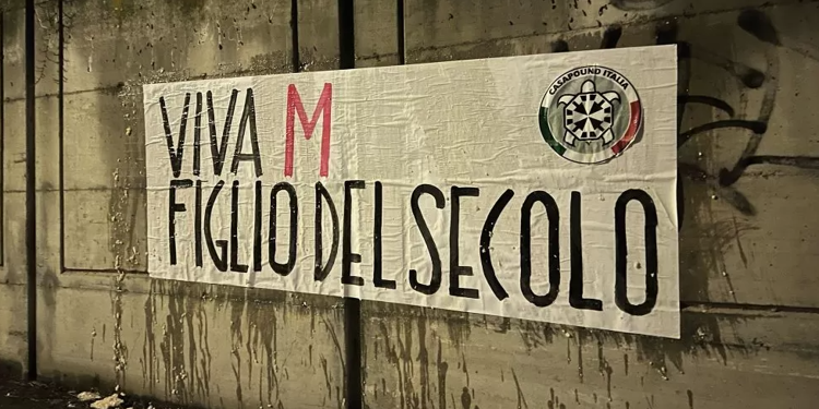 ‘Viva M figlio del secolo’, gli striscioni di Casapound affissi in tutta Italia