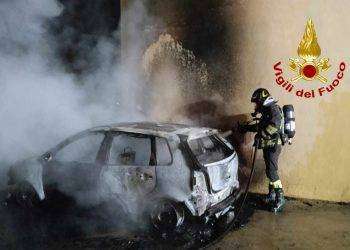 Auto in fiamme nella notte a La Maddalena