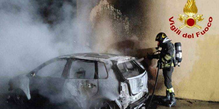 Auto in fiamme nella notte a La Maddalena