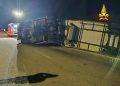 Tir carico di alimenti si ribalta sulla 131, traffico in tilt
