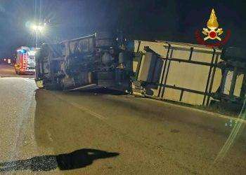 Tir carico di alimenti si ribalta sulla 131, traffico in tilt