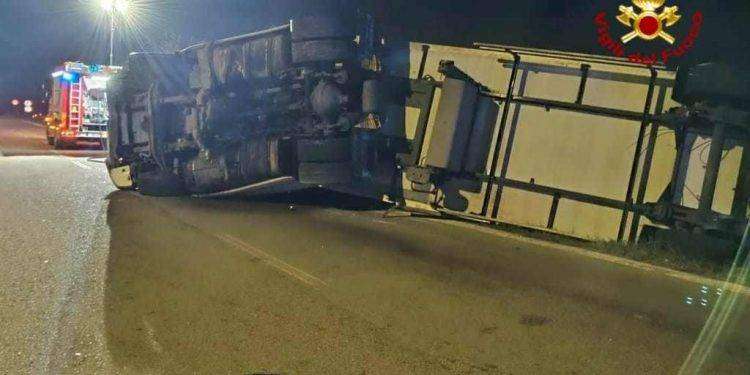 Tir carico di alimenti si ribalta sulla 131, traffico in tilt
