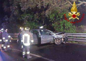 Con l’auto finisce sul guard rail: un ferito sulla SS 133