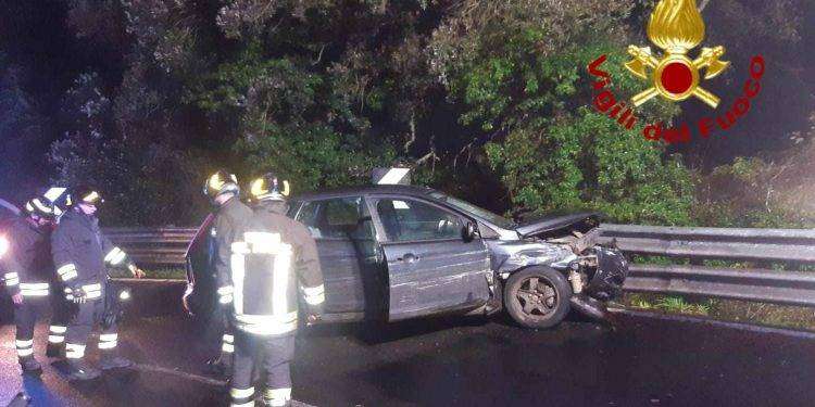 Con l’auto finisce sul guard rail: un ferito sulla SS 133