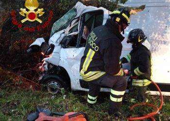 Gallura, con furgone esce di strada: un ferito grave
