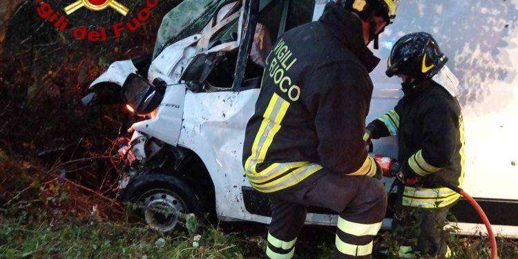 Gallura, con furgone esce di strada: un ferito grave