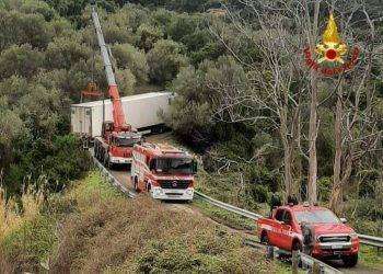 Col tir rimane in bilico sul bordo di una strada locale: soccorso dai Vigili del Fuoco
