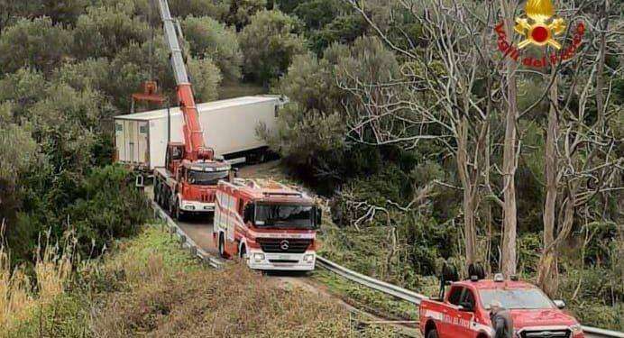 Col tir rimane in bilico sul bordo di una strada locale: soccorso dai Vigili del Fuoco