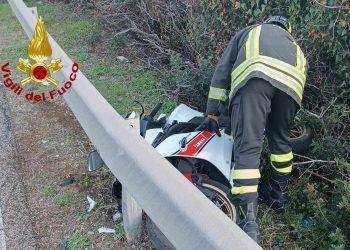 Alghero, perde il controllo della moto e finisce sul guardrail: due feriti