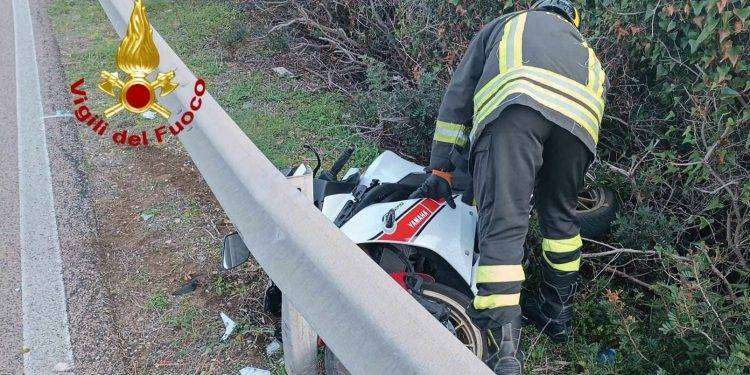 Alghero, perde il controllo della moto e finisce sul guardrail: due feriti