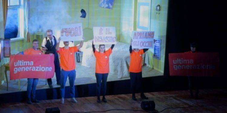 Ultima Generazione: Roma, interrotto lo spettacolo al Teatro Vittoria