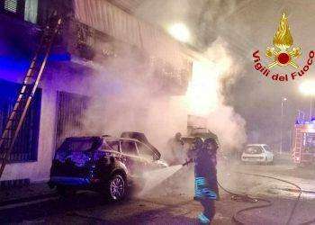 Paura ad Assemini, in fiamme due auto: il fumo invade l’appartamento di due anziani