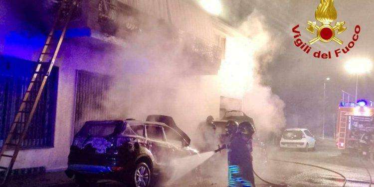Paura ad Assemini, in fiamme due auto: il fumo invade l’appartamento di due anziani