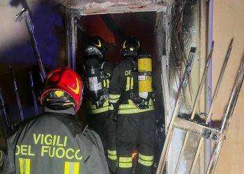 Paura a Giave, abitazione distrutta dalle fiamme: una persona intossicata