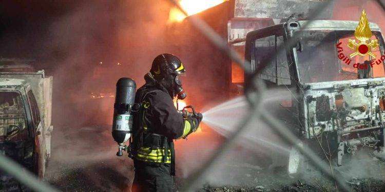 Nuorese, nella notte dati alle fiamme 11 autocompattatori