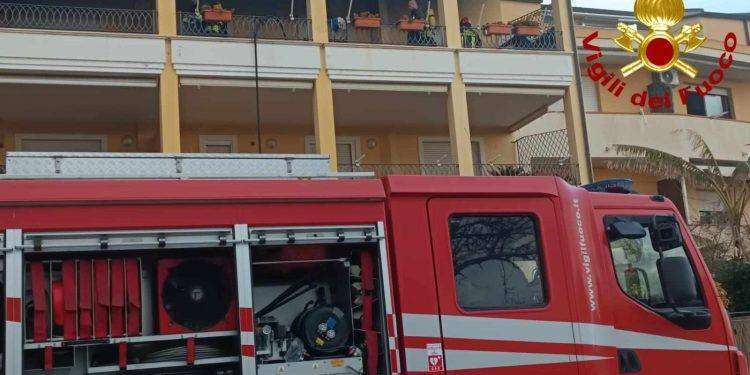 Paura ad Alghero, fiamme in abitazione: una persona soccorsa