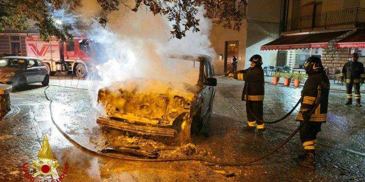 Due auto a fuoco nel centro di Bitti