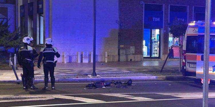Grave incidente in centro a Cagliari: ferito un monopattinista