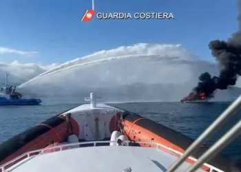 Barca in fiamme nel Golfo di Cagliari, salvate due persone