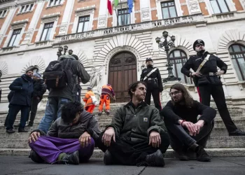 Cibo marcio contro la scalinata del Parlamento, blitz degli ambientalisti