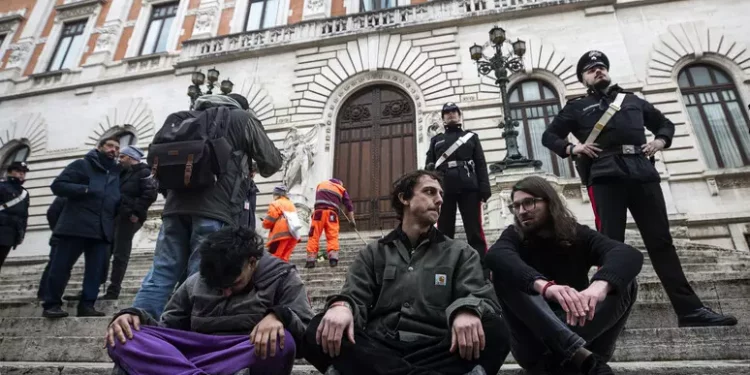 Cibo marcio contro la scalinata del Parlamento, blitz degli ambientalisti