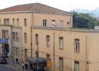 Detenuto minaccia e aggredisce agenti in ospedale a Cagliari