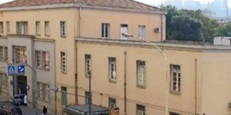 Detenuto minaccia e aggredisce agenti in ospedale a Cagliari