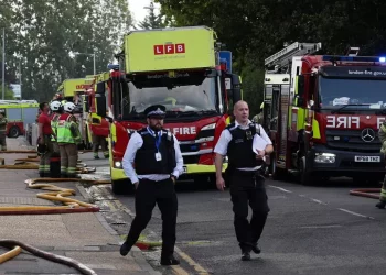 Incendio in un hotel di lusso a Londra, oltre 100 evacuati