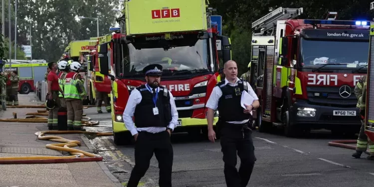Incendio in un hotel di lusso a Londra, oltre 100 evacuati