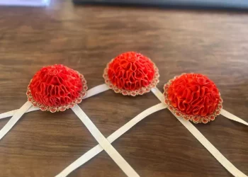 La Sartiglia si tinge di rosso contro la violenza sulle donne