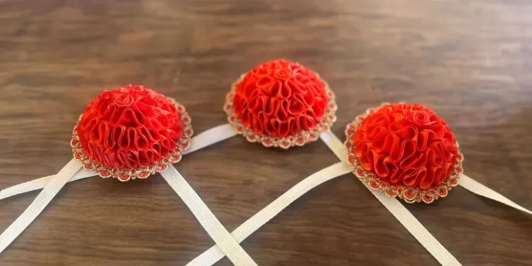 La Sartiglia si tinge di rosso contro la violenza sulle donne