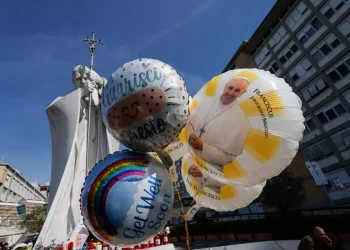 Il Papa in condizioni critiche, lieve insufficienza renale
