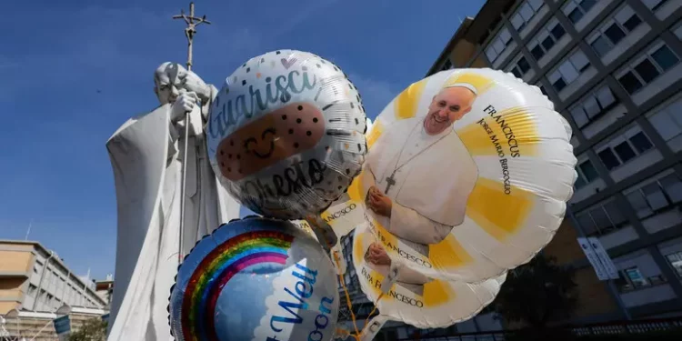 Il Papa in condizioni critiche, lieve insufficienza renale
