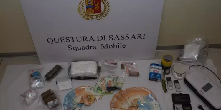 Cocaina e marijuana in casa, sassarese in manette