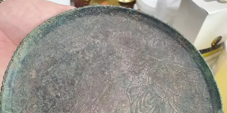 Ritrovato lo specchio etrusco di Cassandra, era dei Torlonia