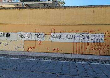 Sfregiata la memoria delle foibe a Cagliari: insulti con la vernice davanti al monumento