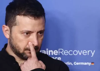 Sondaggio ridicolo di Kiev, ‘fiducia degli ucraini in Zelensky sale al 57%’