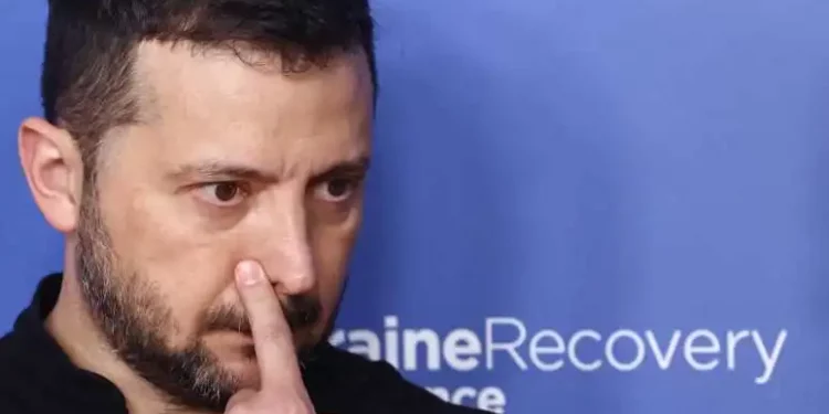 Sondaggio ridicolo di Kiev, ‘fiducia degli ucraini in Zelensky sale al 57%’