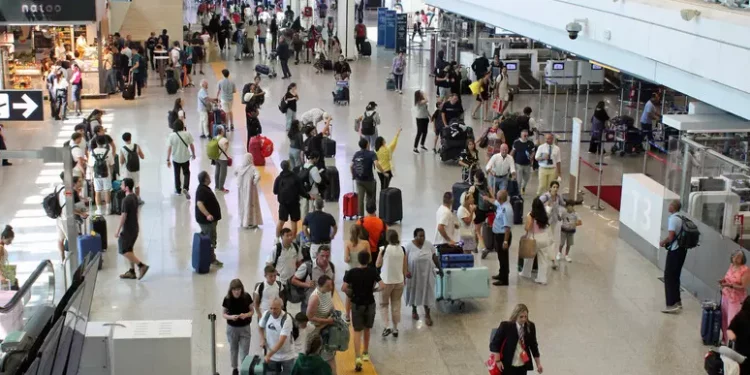 Allarme bomba su volo New York-Delhi, atterra a Roma