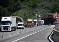 Poliziotti feriti a martellate, un agente spara all’aggressore