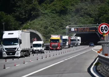 Poliziotti feriti a martellate, un agente spara all’aggressore